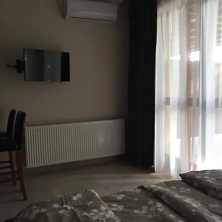 Balaton Kinizsi Couette-café 3*